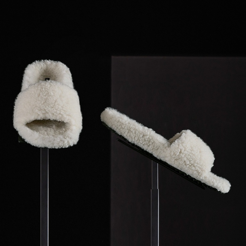 Women’s Simple Strap Shearling Slide – Ivory